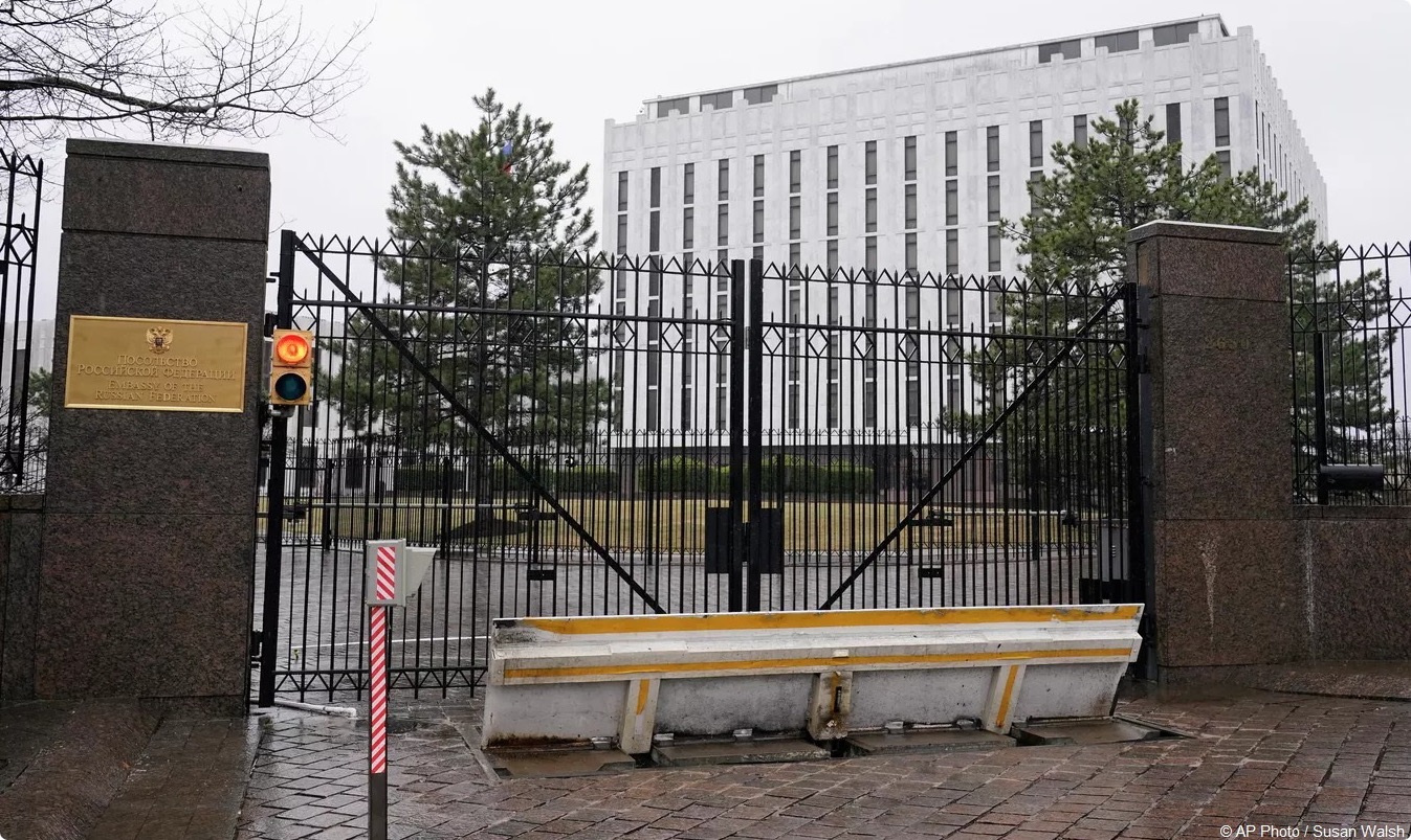 Как охраняют посольства России
